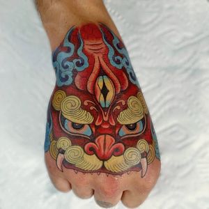 Experience the power of a fierce foo dog tattoo on your hand by the talented artist Daniel Verdysh. Express your strength and protection with this traditional Japanese design.