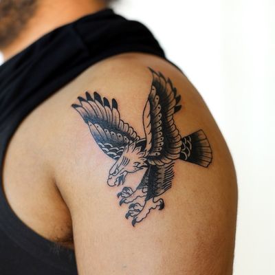 Get a stunning traditional eagle tattoo on your upper arm by the talented artist, Leo Quintao. This illustrative design will surely stand out!