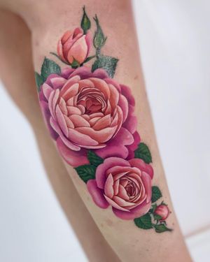 Award-winning artist Daniel Verdysh creates a stunning and detailed flower tattoo in a realistic and illustrative style on the lower leg.