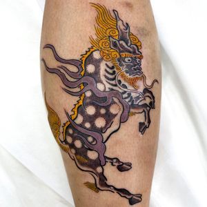 Experience Leo Quintao's illustrative style with this stunning Japanese horse design on your shin.