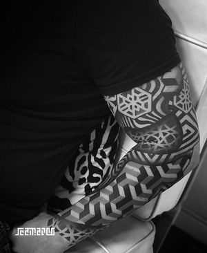 This tattoo was multiple sessions, where you can appreciate the beauty of the three-dimensional elements, Full sleeve <a href="https://jeanmarcotattoo.com/best-geometric-tattoo-artist-nyc/">geometric dotwork tattoo done in NYC by Jeanmarco</a>