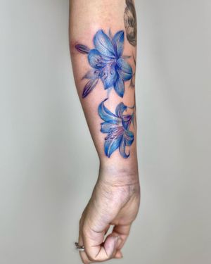 A stunning illustrative flower tattoo on the forearm by Mengni Yang showcasing intricate details and beautiful design.
