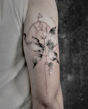 Discover the intricate beauty of this bold blackwork tattoo by Mengni Yang. The geometric design will make a lasting impression on your upper arm.