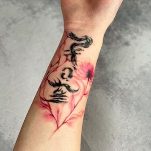 A stunning mix of flower, kanji, and quote in beautiful lettering art, created on the forearm by talented artist Mengni Yang.