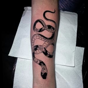 #serpiente #blackwork #rosas #blackandgrey #jefer_tattoos 