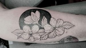 Flash Flowers with Dark Circle Tattoo Design On Arm