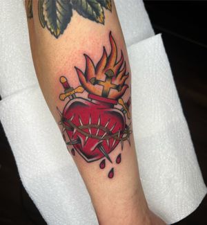 • Flaming Heart • custom traditional tattoo by our resident @nicole__tattoo 🤍
Nicole has some availability in December! 
Books/info in our Bio: @southgatetattoo 
•
•
•
#flamingheart #flaminghearttattoo #hearttattoo #heart #traditionaltattoo #oldschooltattoo #southgatetattoo #southgate #sgtattoo #london #londontattoo #londontattooartist #southgatepiercing