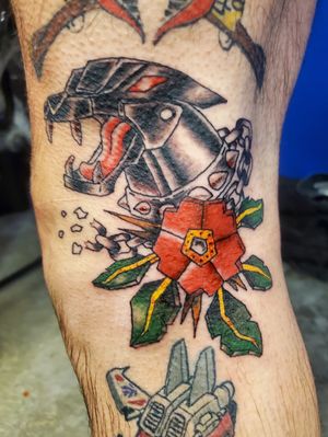 Fun little Transformers side-knee piece. Sorry the pic isn't the best. The studio was a little cold that day so he got super goose bumpy 🤷‍♂️Anyway, I had the client request a Ravage design for the side of his knee, and once I realized we was asking for a mecha-panther, oooooh jeez, i was SOLD!Still gotta do the Fractured World Alternate Universe version on the inner part. He is gonna love that 🥵