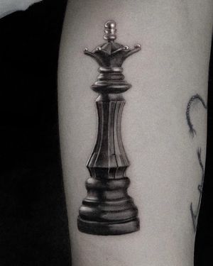 One more hyper realistic piece done by our guest artist  @hugo.tattooart last week @southgatetattoo for our friend @mariaplress ♟️ 
Hugo will be back with us next year! Dates tbc! 
Books/info in our Bio: @southgatetattoo 
•
•
•
#chessqueen #chesstattoo #chessqueentattoo #hyperrealistictattoo #realistictattoo #southgatepiercing #sgtattoo #londontattoo #southgate #southgatetattoo #london #londontattooartist