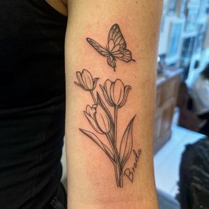 Fine Floral Tattoo #finetattoo #floraltattoo #femininetattoo #tulipstattoo #butterflytattoo #amsterdamtattoo #claudiafedorovici 