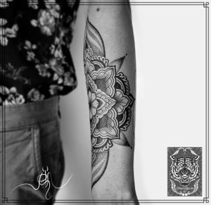 Balinese Ornamental Carvings Inspired Mandala for Gede, he's a my Balinese friend who's also living in Berlin.
If you like Line-work, Dot-work, freehand Polynesian, Blackwork, Ornamental and Minimalistic Tattoos.
I still have some free dates for this month and December. 
For consultation and appointment please send me a DM here or email me at hendjerin@gmail.com 
.
.
.
.
#mandalatattoo #lineworktattoo #tattoo #hendjerin #mandala #kayontattooatelier #dotworktattoo #ornamentaltattoo #ornamental #tattooart #berlin 