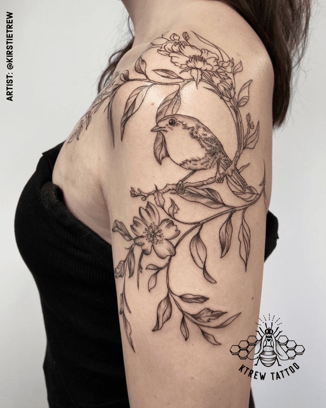 Shoulder blade tattoo of a bird by Ivy Saruzi.