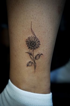 𝙄𝙂: 𝙣𝙖𝙩𝙚_𝙩𝙝𝙖𝙞𝙡𝙖𝙣𝙙 🌿 Blackwork minimal sunflower tattoo by a Thai tattooer in Chiang Mai