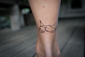 𝙄𝙂: 𝙣𝙖𝙩𝙚_𝙩𝙝𝙖𝙞𝙡𝙖𝙣𝙙 🌿 Abstract minimal manta ray tattoo by a tattooer at Baan Khagee Tattoo Chiang Mai, Thailand