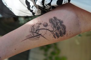 𝙄𝙂: 𝙣𝙖𝙩𝙚_𝙩𝙝𝙖𝙞𝙡𝙖𝙣𝙙 🌿 Blackwork brushstroke tree tattoo with geometric fine line nature by a Thai tattoo artist in Chiang Mai, Thailand 