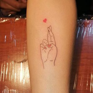 Tatto N°6Mano dedos cruzadosLineartDetalle