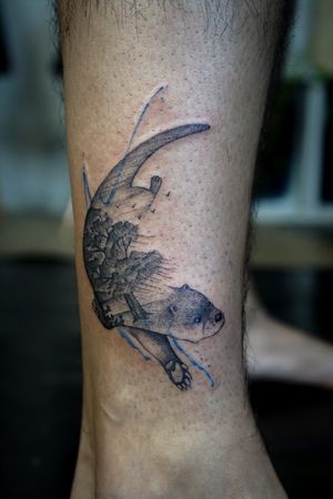 𝙄𝙂: 𝙣𝙖𝙩𝙚_𝙩𝙝𝙖𝙞𝙡𝙖𝙣𝙙 🌿 Blackwork otter tattoo with weeping willow tree by a Thai tattooist in Chiang Mai, Thailand