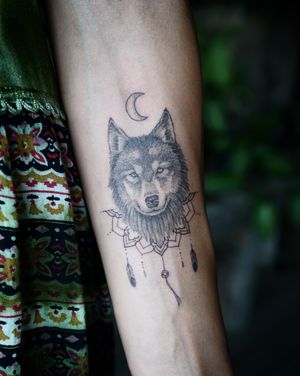 𝙄𝙂: 𝙣𝙖𝙩𝙚_𝙩𝙝𝙖𝙞𝙡𝙖𝙣𝙙 🌿 Realistic wolf tattoo with fine line mandala by a tattooist in Chiang Mai, Thailand 
