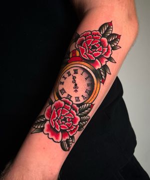 Classic traditional piece by our resident @nicole__tattoo 
Nicole has limited availability in January! Get in touch! 
Books/info in our Bio: @southgatetattoo 
•
•
•
#pocketwatchtattoo #traditionaltattoo #peonytattoo #southgatepiercing #londontattoo #london #sgtattoo #southgate #southgatetattoo #londontattooartist