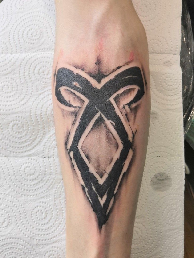 First tattoo and decided to get the fearless rune : r/shadowhunters