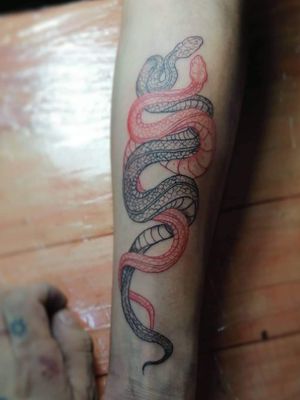 Tatto N°9 🐍Serpientes negra y rojaDelineadoSnake#saritatto #tattoo #tattoos #chiletattoo #chiletatuaje 