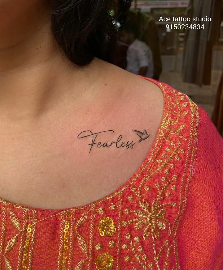 Little Tattoos — Tatuaje que dice “fearless” (“sin miedo” en...