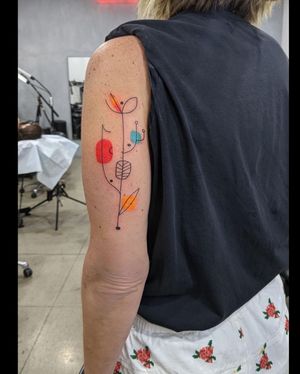 Get lost in Lim's illustrative surrealism with a stunning flower motif tattoo on your upper arm.