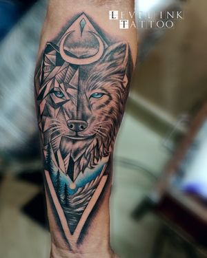 wolf tattoo on forearm by @levelinktattoos