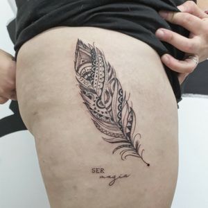 Tattoo pluma en en glúteo 