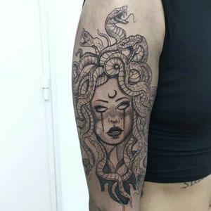 Medusa tattoo en el brazo 