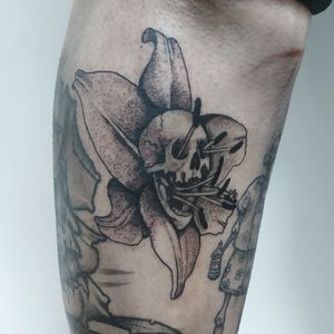 Tattoo de una flor con calavera en puntillismo de arrastre 