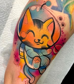 Get an out-of-this-world tattoo with an astronaut cat design in beautiful watercolor style on your upper arm! Tattoo by Cloto.tattoos.