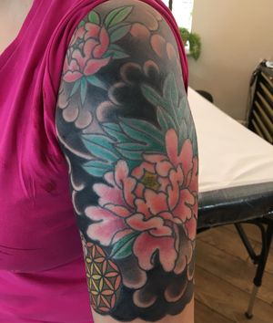 Experience the beauty of Japanese floral art by Kiko Lopes in this stunning and illustrative upper arm tattoo design.
