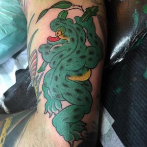Illustrative tattoo of a frog by Kiko Lopes, bringing Japanese art and nature together on your forearm.