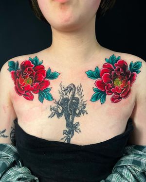 Get a bold and colorful new school flower tattoo on your shoulder by the talented artist Fernando Joergensen. Stand out with this eye-catching design!