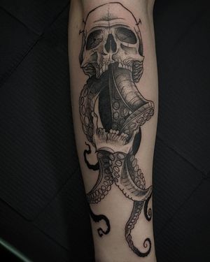 Beautiful black and gray design by artist Luca Salzano, featuring an octopus and skull motif on the lower leg.