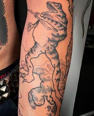 Get a unique illustrative Japanese frog tattoo on your forearm by the talented artist Kiko Lopes. Embrace the beauty and symbolism of this traditional design.