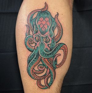 Dive into the depths with this vibrant new school style octopus tattoo by artist Matthew Ono. A unique and eye-catching design for your lower leg.