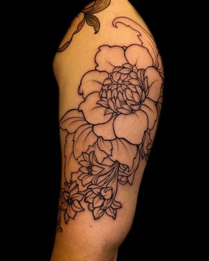 Embrace the beauty of fine lines with a vibrant neo-traditional flower tattoo by talented artist Edyta.