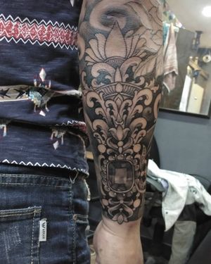 Avi's stunning Japanese style tattoo features intricate floral motifs and traditional patterns on the forearm.