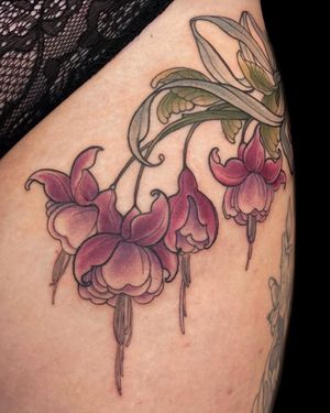 A stunning flower design on the upper leg, expertly done by artist Edyta in a fresh neo-traditional style.