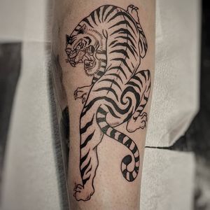 Adorn your forearm with a stunning fine line Japanese tiger tattoo by the talented artist Luca Salzano. The intricate stripes and fierce expression will make a bold statement.