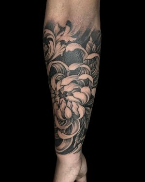 Experience the beauty of black and gray illustrative flower design by talented artist Avi on your forearm.