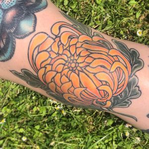 This stunning neo-traditional tattoo of a chrysanthemum on the arm was expertly done by Matthew Ono. A beautiful and timeless choice!