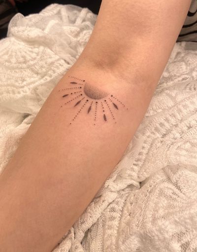 A cute sun for a shiny soul!
#suntattoo #vivibtattoo #tattoouk #femininetattoo #delicatetattoo #eleganttattoo #minimalisttattoo #armtattoo #tattooedwomen #tattoosforgilrs #tattooideas #smalltattoos #cutetattoos #femaletattooartist 