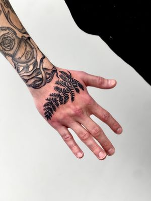 Get a bold and beautiful blackwork leaf tattoo on your hand by the talented artist Miss Vampira. Stand out in style!