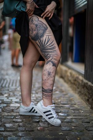 A stunning floral and realistic swan tattoo by Soheyl Astangi, elegantly placed on the upper leg