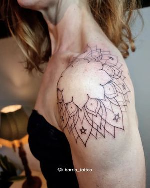 Get a stunning fine line tattoo by Katia Barria, featuring intricate geometric patterns and mandala motifs. Perfect for shoulder placement.
