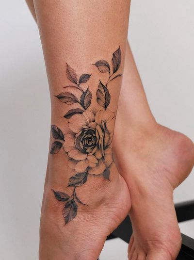 Cute ankle piece to show-off in the summer with the right outfit. #adriantomas #floraltattoo #rosetattoo
