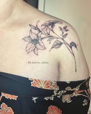Elegant and delicate flower design on the shoulder, expertly executed in fine line style by tattoo artist Katia Barria.